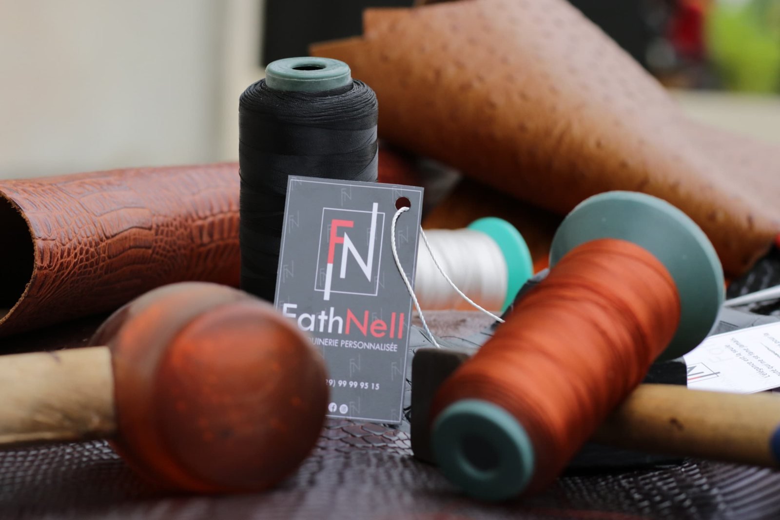 Fils, cuir et outils : l’atelier FathNell