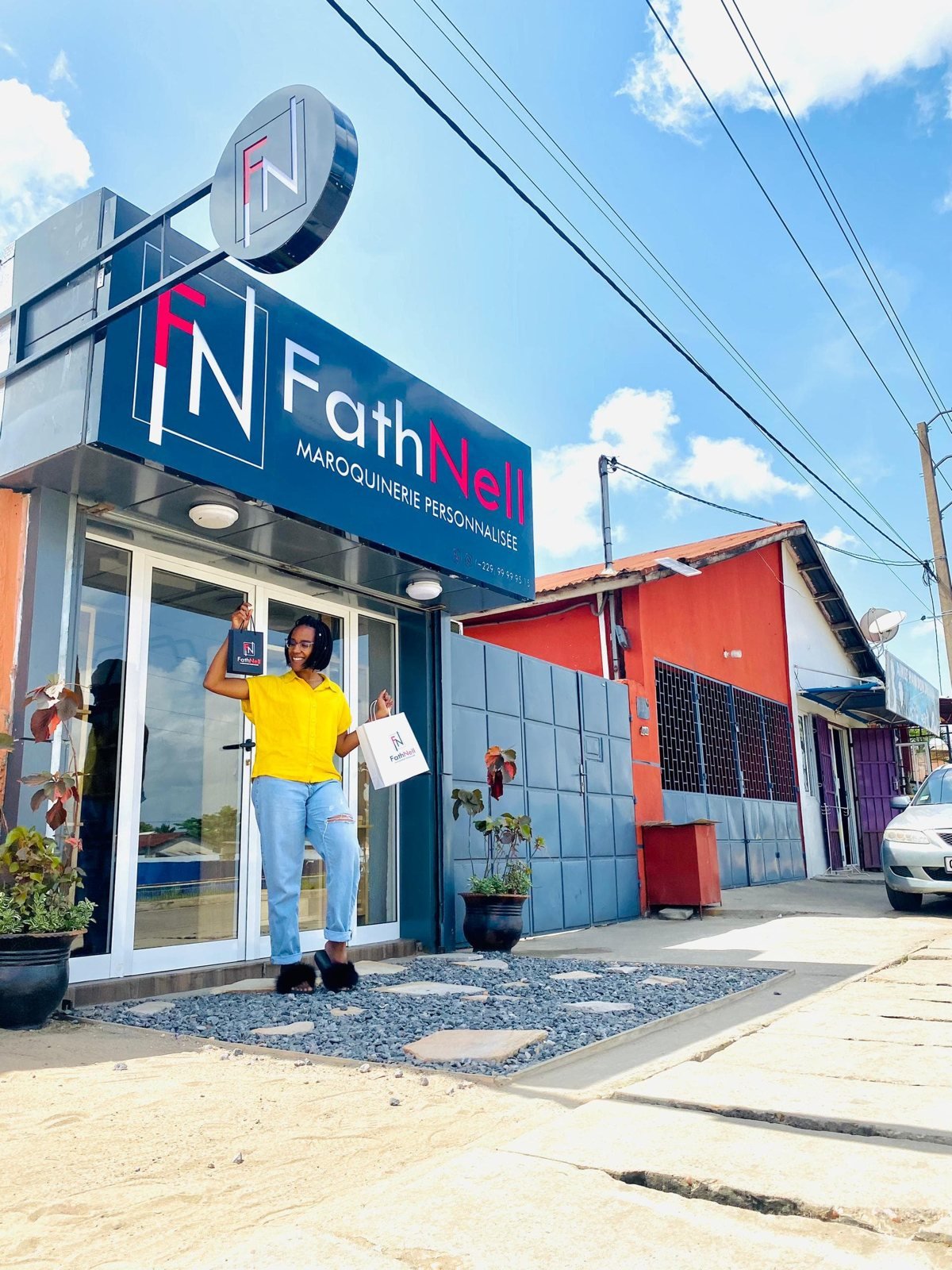 Une cliente devant la boutique FathNell, à Cotonou