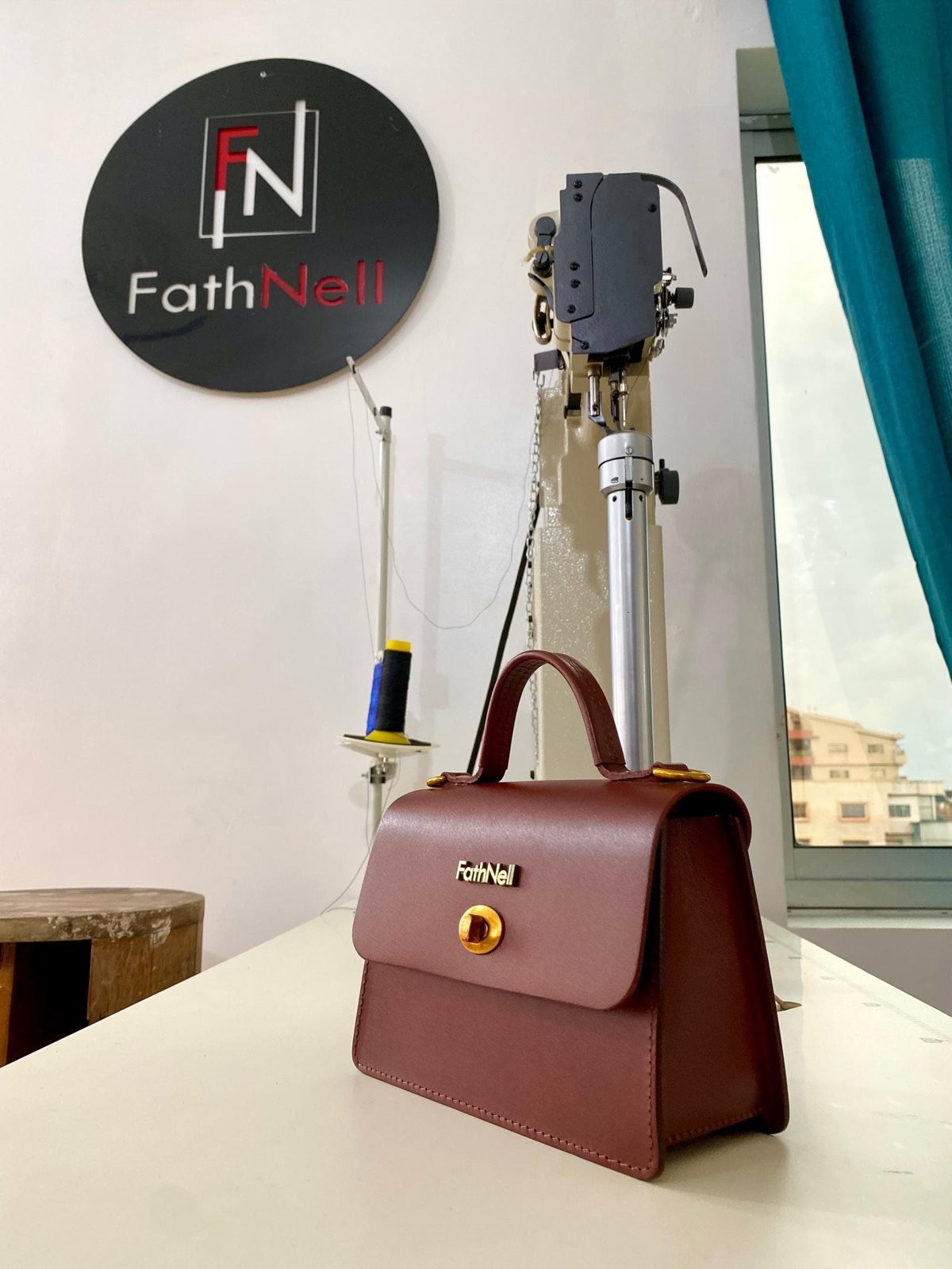 Un sac FathNell en cuir, dans l’atelier de Cotonou